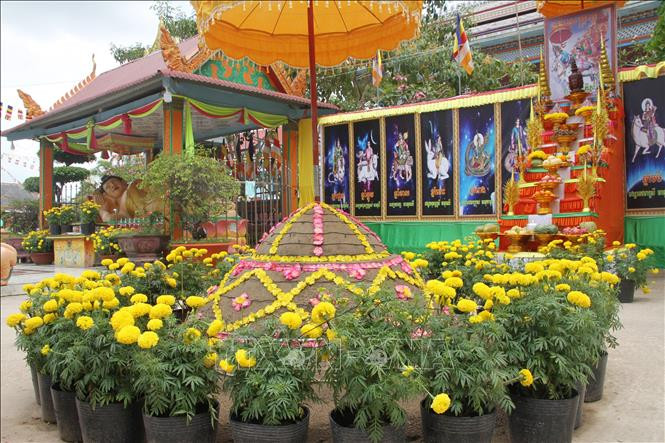 Sư sãi và đồng bào Khmer tại các phum sóc trên địa bàn tỉnh Sóc Trăng trang trí trong khuôn viên chùa chờ đón mừng năm mới. Ảnh: Chanh Đa-TTXVN 