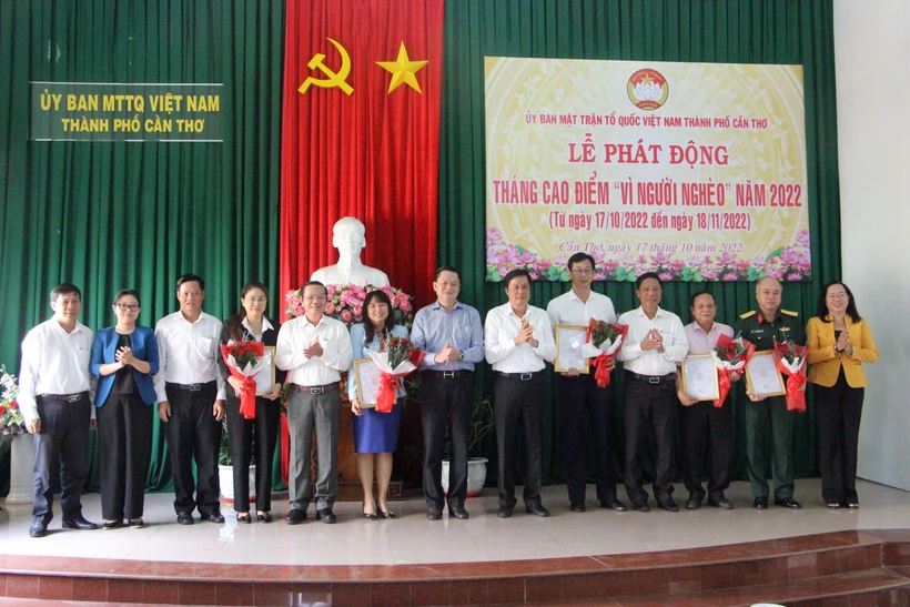 Trao Bảng tượng trưng ủng hộ Quỹ Vì người nghèo của các cơ quan, đơn vị đóng góp tại buổi Lễ phát động. Ảnh: Trung Kiên - TTXVN 