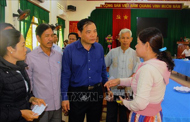Bộ trưởng Bộ Nông nghiệp và Phát triển nông thôn Nguyễn Xuân Cường (thứ 3 từ trái sang) thăm hỏi, động viên người thân của các ngư dân bị chìm tàu, mất tích ngoài biển. Ảnh: Nguyên Linh - TTXVN