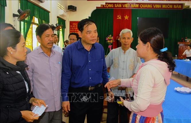 Bộ trưởng Bộ Nông nghiệp và Phát triển nông thôn Nguyễn Xuân Cường (thứ 3 từ trái sang) thăm hỏi, động viên người thân của các ngư dân bị chìm tàu, mất tích ngoài biển. Ảnh: Nguyên Linh - TTXVN