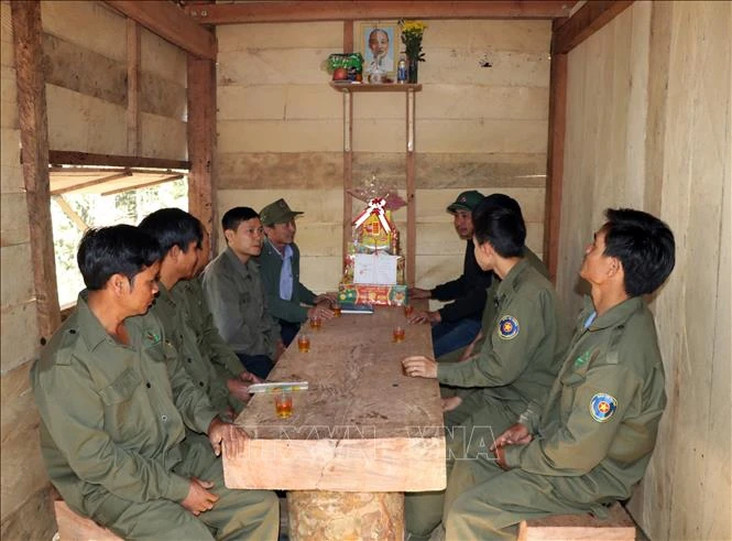Lãnh đạo Công ty trách nhiệm hữu hạn một thành viên Lâm nghiệp Đăk Tô cùng cán bộ công nhân viên tại Trạm quản lý bảo vệ rừng số 1 (Lâm trường Đăk Tô) họp đầu năm, triển khai nhiệm vụ quản lý, bảo vệ rừng. Ảnh: Cao Nguyên-