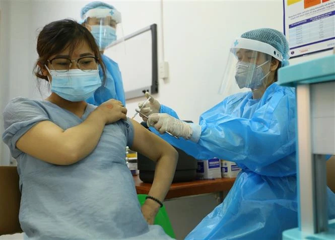 Tiêm vaccine Pfizer cho những phụ nữ có thai 13 tuần trở lên giúp bảo vệ cả mẹ và thai nhi. Ảnh: Hoàng Hiếu - TTXVN 