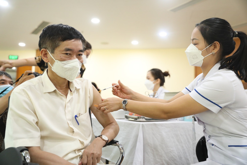 Tiêm vaccine mũi thứ 4 để tiếp tục không chế dịch COVID-19, duy trì hoạt động xã hội