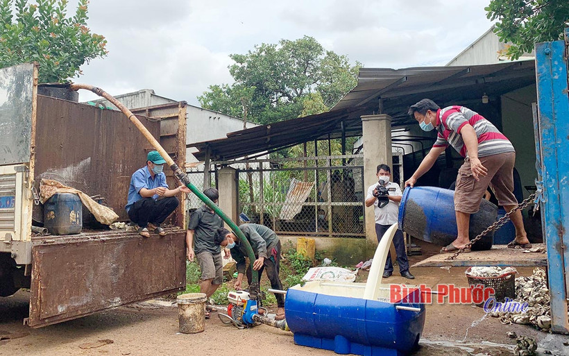 Tại ấp Thuận Hải, xã Thuận Phú, huyện Đồng Phú, người dân đang sử dụng máy bơm của anh Nguyễn Văn Lĩnh để hút mủ cao su đưa lên xe bồn. Nguồn : baobinhphuoc.com.vn