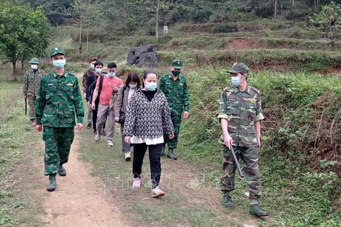 Cán bộ chiến sỹ Đồn Biên phòng Ngọc Chung huyện Trùng Khánh (Cao Bằng) bắt giữ các đối tượng có hành vi nhập cảnh trái phép. Ảnh: TTXVN phát 
