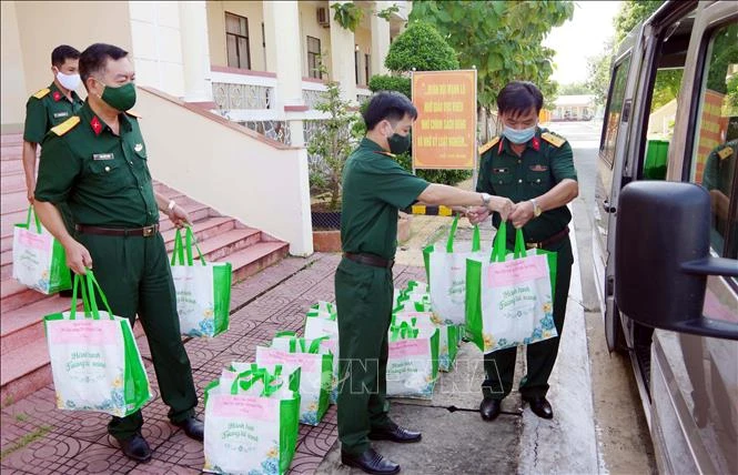 Lực lượng vũ trang tỉnh Sóc Trăng chuyển quà mang tặng người dân vùng dịch. Ảnh: Trung Hiếu-TTXVN 