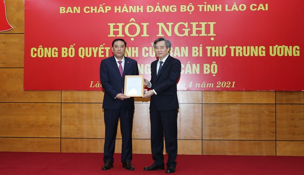 Phó trưởng Ban Tổ chức Trung ương Nguyễn Quang Dương trao Quyết định của Ban Bí thư Trung ương Đảng cho đồng chí Hoàng Giang. Ảnh: baolaocai.vn 
