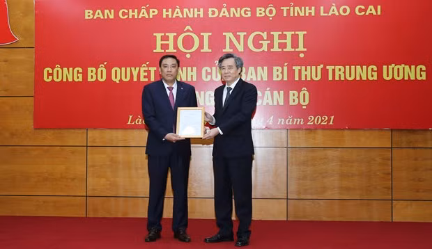 Phó trưởng Ban Tổ chức Trung ương Nguyễn Quang Dương trao Quyết định của Ban Bí thư Trung ương Đảng cho đồng chí Hoàng Giang. Ảnh: baolaocai.vn 