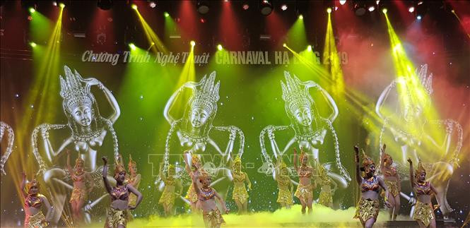 Chương trình biểu diễn nghệ thuật tại Carnaval Hạ Long 2019. Ảnh: TTXVN phát