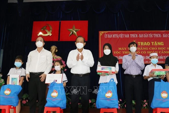 Ông Trương Hòa Bình, nguyên Ủy viên Bộ Chính trị, nguyên Phó Thủ tướng Thường trực Chính phủ, Chủ tịch Danh dự Quỹ Bảo trợ học sinh dân tộc thiểu số, học sinh nghèo Báo Công an Nhân dân (giữa), ông Nguyễn Hồ Hải, Phó Bí thư Thành ủy Thành phố Hồ Chí Minh 