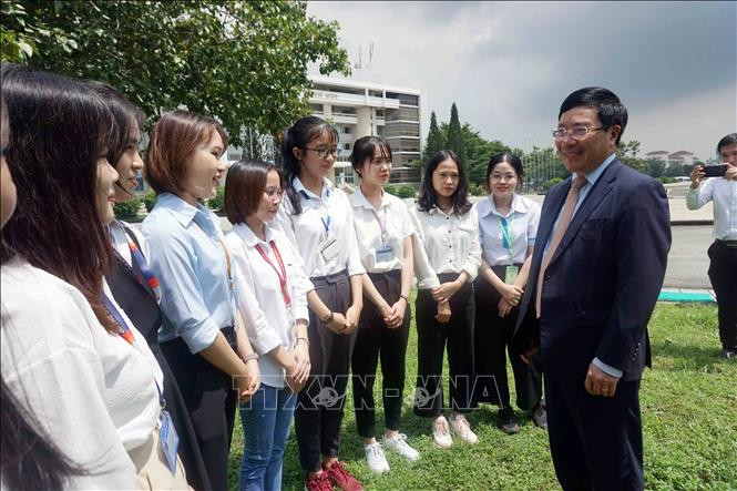 Phó Thủ tướng, Bộ trưởng Bộ Ngoại giao Phạm Bình Minh trao đổi với sinh viên Đại học quốc gia Thành phố Hồ Chí Minh. Ảnh: Thu Hoài - TTXVN