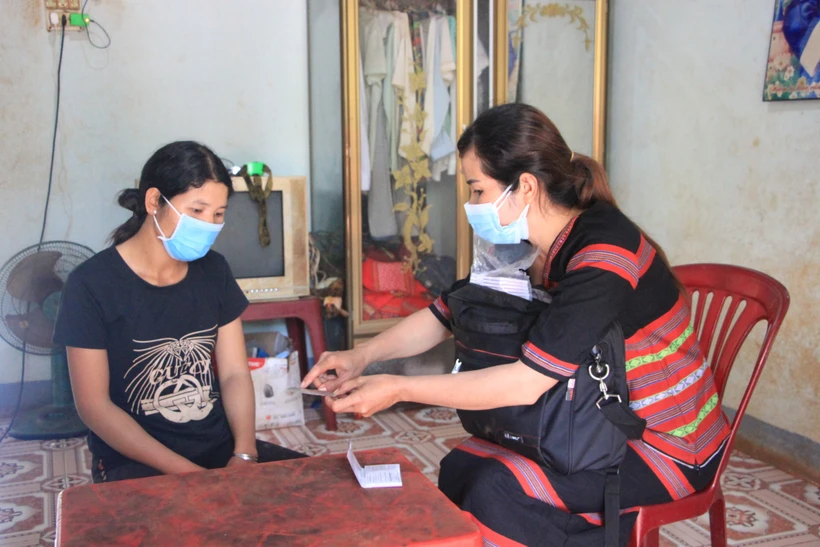 Hướng dẫn cho bà con cụ thể và chi tiết các vấn đề liên quan đến sức khỏe sinh sản. Ảnh: K GỬIH -TTXVN 