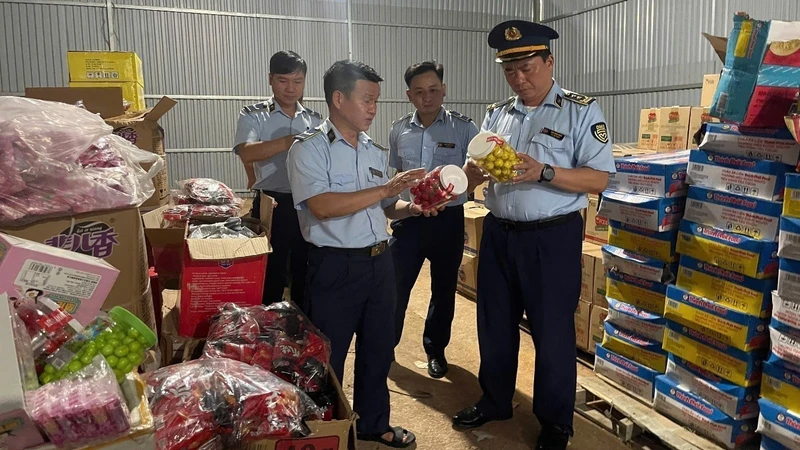 Thu giữ trên 5 tấn mỹ phẩm không rõ nguồn gốc và thực phẩm nhập lậu tại Cao Bằng