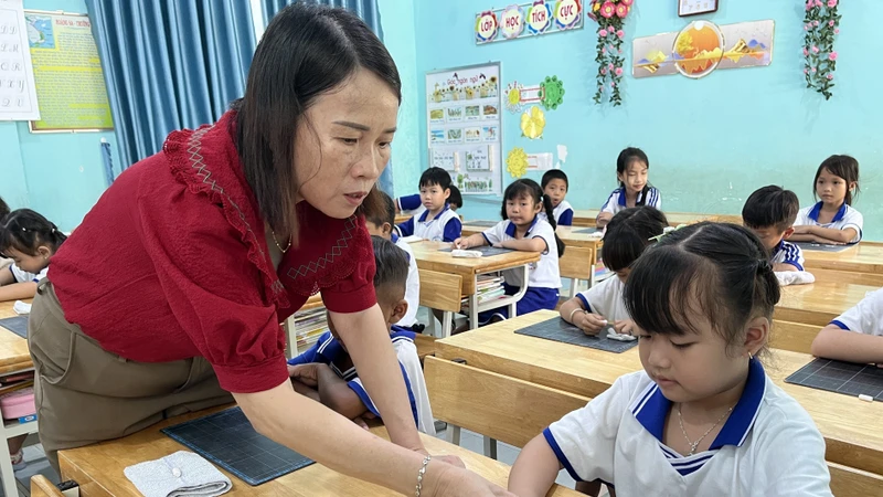 Ưu tiên các chương trình dạy tiếng Lào, Campuchia tại các xã biên giới