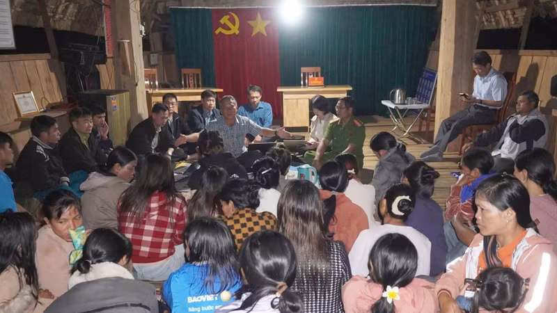 Củng cố niềm tin khi Bí thư Đảng ủy xã đối thoại với dân