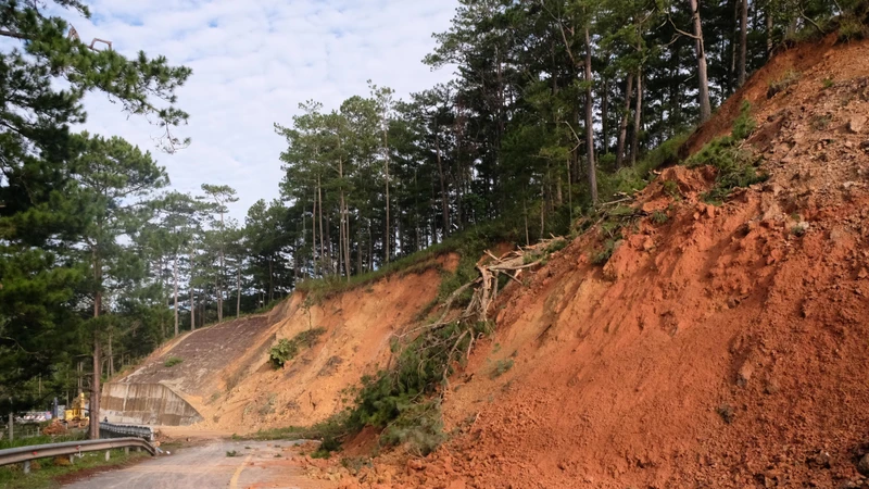 Mưa lớn gây ngập và sạt lở trên Quốc lộ 27 nối Lâm Đồng - Khánh Hòa