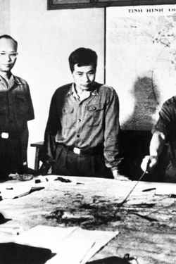 Đại tướng Võ Nguyên Giáp và các đồng chí lãnh đạo Quân ủy Trung ương theo dõi diễn biến Chiến dịch Hồ Chí Minh năm 1975. Ảnh: Tư liệu TTXVN