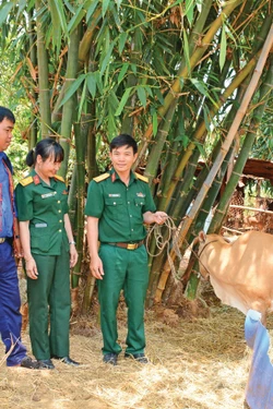 Mô hình “Vườn rau gắn kết” của Binh đoàn 15 góp phần giúp các hộ đồng bào dân tộc thiểu số nâng cao chất lượng bữa ăn, cải thiện cuộc sống. Ảnh: Sơn Tùng