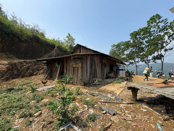 Một ngôi nhà bị tốc mái do dông lốc, mưa đá. Ảnh: TTXVN phát