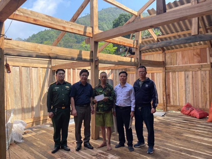 Lực lượng chức năng hỗ trợ người dân sửa chữa căn nhà bị tốc mái do dông lốc, mưa đá. Ảnh: TTXVN phát