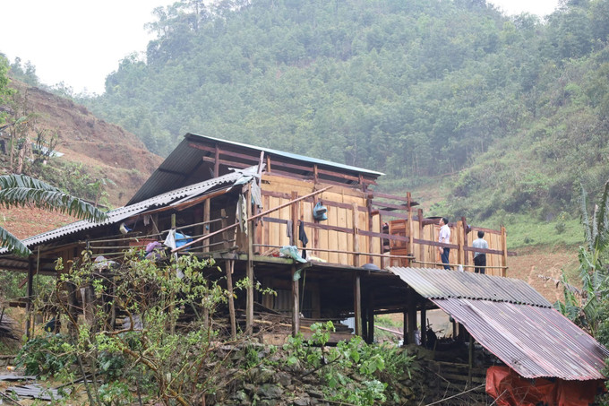 Một ngôi nhà bị tốc mái do dông lốc, mưa đá. Ảnh: TTXVN phát