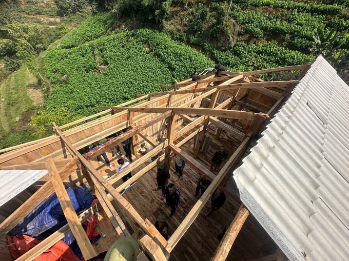 Một ngôi nhà bị tốc mái do dông lốc, mưa đá. Ảnh: TTXVN phát