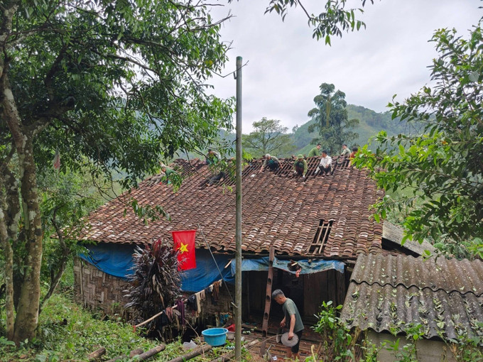 Một ngôi nhà bị tốc mái do dông lốc, mưa đá. Ảnh: TTXVN phát