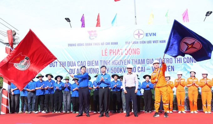 Đại diện Trung ương Đoàn, Tập đoàn Điện lực Việt Nam và Tỉnh đoàn Lào Cai phát động đợt thi đua cao điểm tình nguyện tham gia hỗ trợ thi công Dự án đường dây 500kV Lào Cai - Vĩnh Yên . Ảnh: TTXVN phát Đại diện Trung ương Đoàn, Tập đoàn Điện lực Việt Nam và Tỉnh đoàn Lào Cai phát động đợt thi đua cao điểm tình nguyện tham gia hỗ trợ thi công Dự án đường dây 500kV Lào Cai - Vĩnh Yên . Ảnh: TTXVN phát