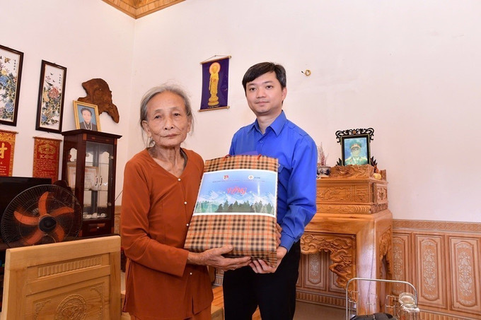 Bí thư Trung ương Đoàn, Chủ tịch Hội Sinh viên Việt Nam Nguyễn Minh Triết tặng quà cho hộ dân bị ảnh hưởng khi thi công Dự án tại tỉnh Lào Cai. Ảnh: TTXVN phát Bí thư Trung ương Đoàn, Chủ tịch Hội Sinh viên Việt Nam Nguyễn Minh Triết tặng quà cho hộ dân bị ảnh hưởng khi thi công Dự án tại tỉnh Lào Cai. Ảnh: TTXVN phát