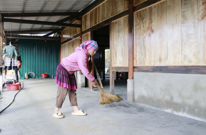 Chị Vàng Thị Mai, thôn Làng Sang, xã Púng Luông (Lào Cai) phấn khởi dọn nhà cửa khi năm nay cả gia đình được đón Tết trong căn nhà mới.