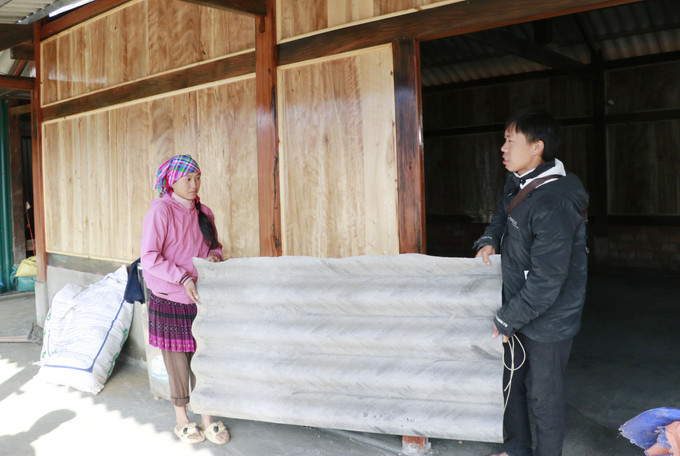 Những ngày giáp Tết Nguyên đán Bính Ngọ 2026, vợ chồng chị Vàng Thị Mai, thôn Làng Sang, xã Púng Luông (Lào Cai) tất bật dọn dẹp nhà cửa, mua sắm đồ dùng, thiết bị sinh hoạt để đón Tết.