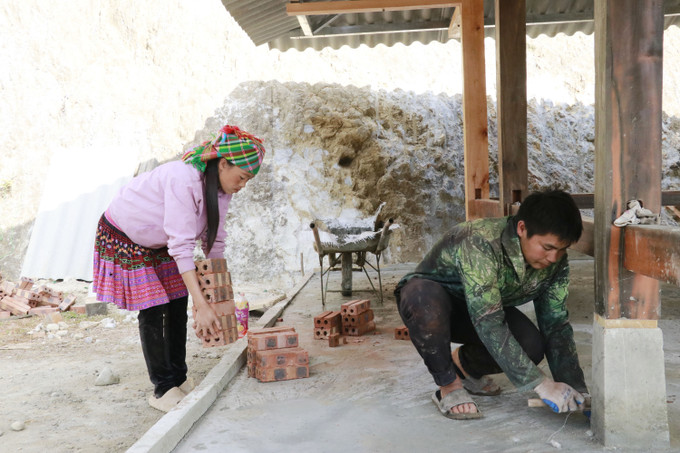 Vợ chồng anh Thào Thành Sinh, thôn Làng Sang, xã Púng Luông (Lào Cai) nỗ lực hoàn thành ngôi nhà để kịp đón Tết.