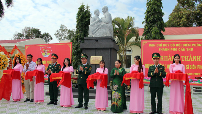 Lễ khánh thành tượng đài “Bác Hồ với chiến sĩ Biên phòng” tại Đồn Biên phòng Vĩnh Hải. Ảnh: Trung Kiên - TTXVN