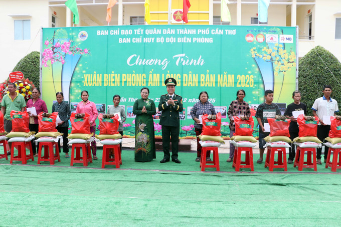 Ban tổ chức trao quà Tết cho hộ nghèo, hộ khuyết tật và gia đình chính sách tại địa phương.