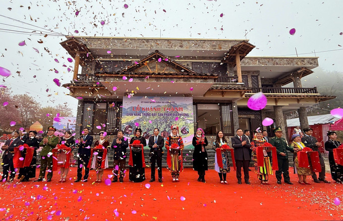 Khánh thành gian trưng bày sản phẩm địa phương ở Lũng Cú (Tuyên Quang). Ảnh: TTXVN phát