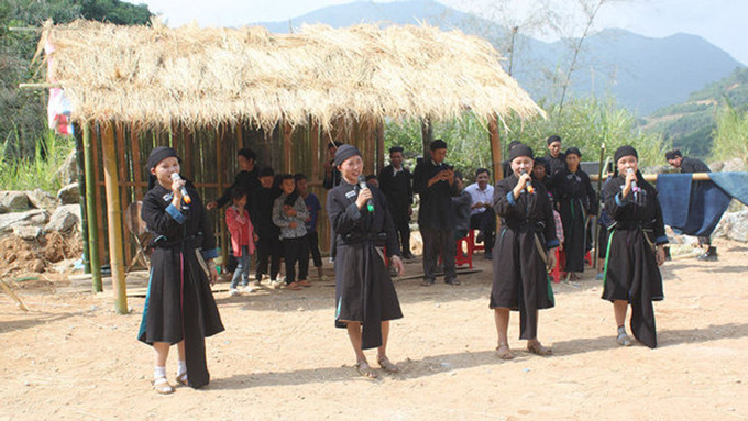 Màn hát dân ca La Chí. Ảnh: laocaitv.vn lao-cai-la-chi-tet-thang-7-30082025-01.jpg