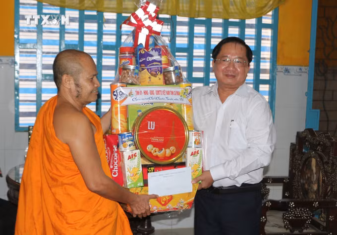 vna-potal-ca-mau-to-chuc-doan-cong-tac-tham-chuc-tet-chol-chnam-thmay-cua-dong-bao-khmer-8691159.jpg