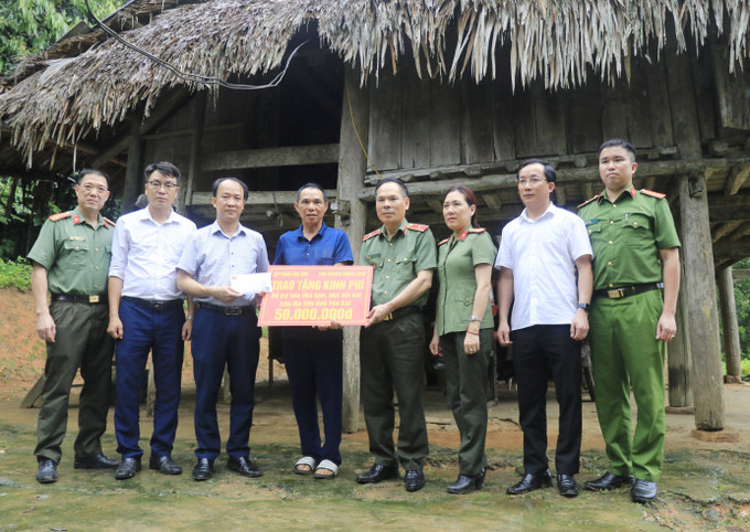 Lãnh đạo Cục Truyền thông Công an nhân dân và đại diện Công an tỉnh Yên Bái trao kinh phí hỗ trợ cho gia đình ông Nông Văn Năm, thôn Khe Mạ, xã Tân Hương, huyện Yên Bình (Yên Bái). yen-bai-xnt-29052025.jpg