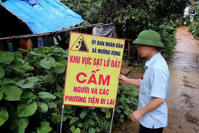 Chủ tịch UBND xã Mường Động Nguyễn Khắc Long trực tiếp kiểm tra các biển cảnh báo nguy hiểm trên địa bàn. phu-tho-bao-23072025-01.jpg