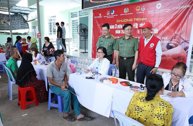 Khám bệnh và cấp thuốc miễn phí cho hơn người dân hoàn cảnh khó khăn trên địa bàn xã biên giới Nhơn Hội, tỉnh An Giang.