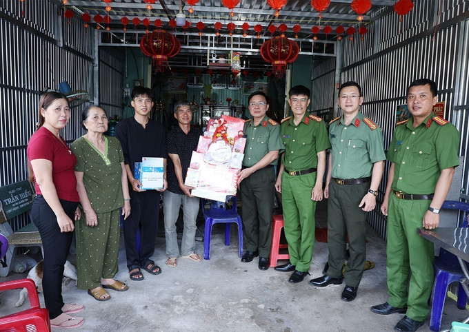 Thăm, tặng quà tân binh tham gia nghĩa vụ Công an nhân dân chuẩn bị nhập ngũ trên địa bàn xã biên giới Nhơn Hội, tỉnh An Giang.