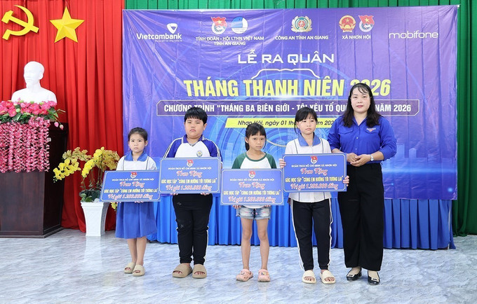 Trao bảng tượng trưng 4 góc học tập cho các em học sinh có hoàn cảnh khó khăn trên địa bàn xã Nhơn Hội.