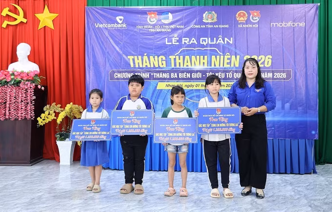 Trao bảng tượng trưng 4 góc học tập cho các em học sinh có hoàn cảnh khó khăn trên địa bàn xã Nhơn Hội.