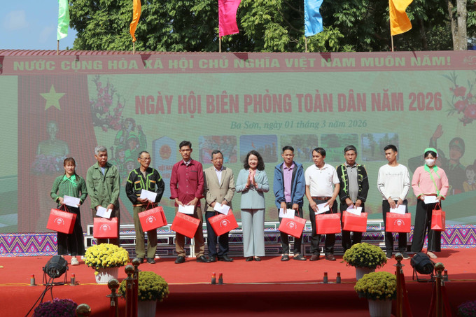 Đại diện Ủy Ban MTTQ Việt Nam tỉnh Lạng Sơn tặng quà các hộ gia đình và cá nhân tiêu biểu biên giới xã Ba Sơn.