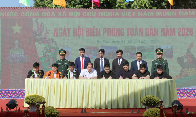 Các trưởng thôn xã Ba Sơn, tỉnh Lạng Sơn ký kết giao ước Phong trào toàn dân tham gia bảo vệ chủ quyền lãnh thổ, an ninh biên giới quốc gia trong năm 2026.