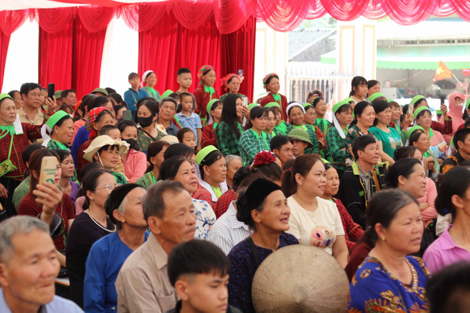 Bà con nhân dân xã Ba Sơn, tỉnh Lạng Sơn thưởng thức chương trình văn hóa văn nghệ tại Ngày hội Biên phòng toàn dân 2026.