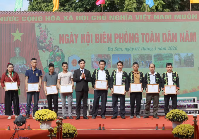 Các cá nhân, tập thể tại xã Ba Sơn, tỉnh Lạng Sơn nhận giấy khen vì có thành tích xuất sắc trong phong trào toàn dân tham gia bảo vệ chủ quyền lãnh thổ, an ninh biên giới quốc gia năm 2025.