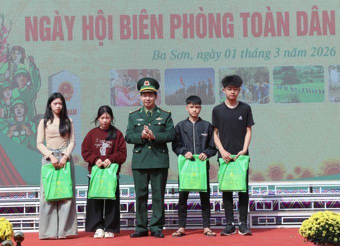 Lãnh đạo Đồn Biên phòng Ba Sơn, tỉnh Lạng Sơn tặng quà các em học sinh trong chương trình Con nuôi đồn biên phòng.