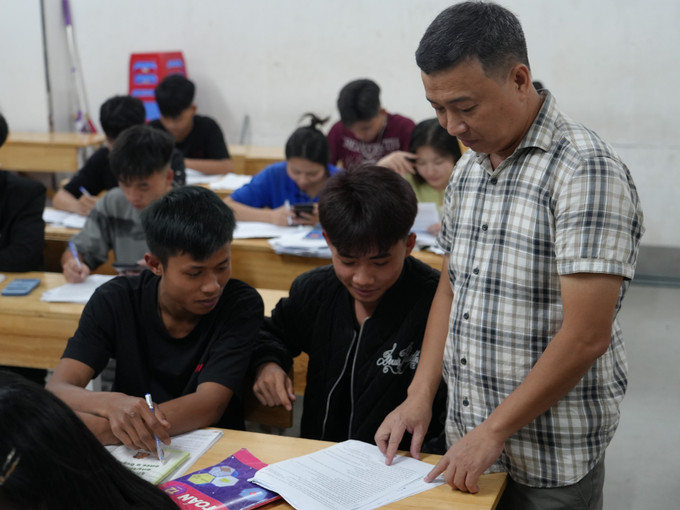 Giáo viên trường THPT Kỳ Sơn hướng dẫn học sinh làm bài tập.