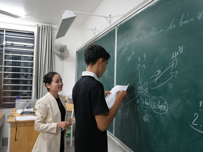 Ngoài giờ chính khóa buổi sáng, học sinh được học phụ đạo buổi chiều và tự học có hướng dẫn vào buổi tối.